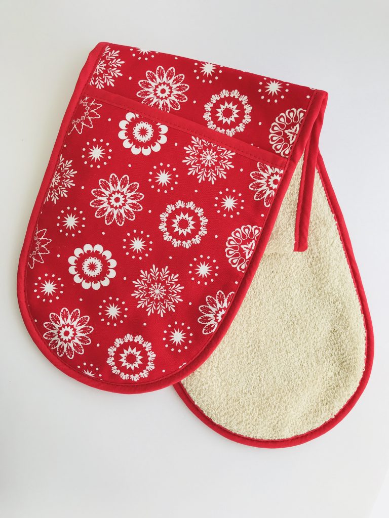Crisp and Dene Christmas Snowflake Oven Gloves Red
